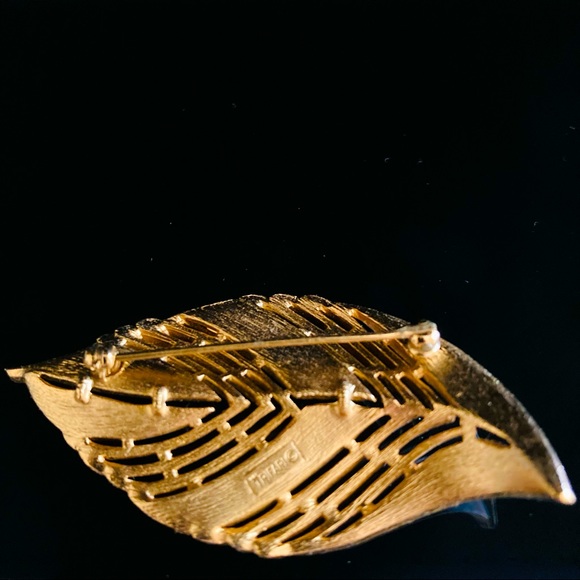 Vintage Crown Trifari Gold Tone Leaf Brooch - Picture 2 of 4